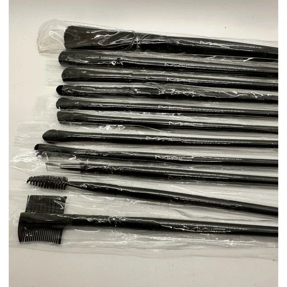 11‎ Piece Black Handle Makeup Brush Set – New in Sleeves – MAC Style - Picture 2 of 7